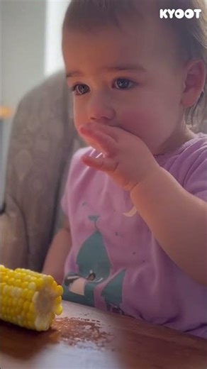 This is one resourceful baby! 👶🏻 #babies #funny #cute #corn #shorts