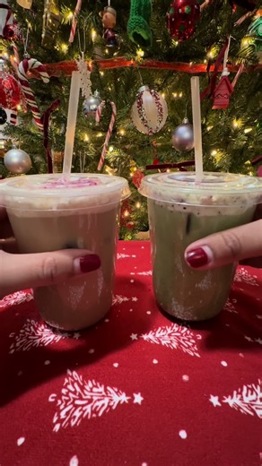 Day 4 of 7 Sips of Christmas 🎄 Today’s sip: Iced Peppermint Tres Leches Latte & Matcha — creamy, festive, and Christmas-Day approved ❄️☕️ How are you spending today? Hosting, relaxing, or on the go? 🤍 Drop a 🎄 below if you’re sipping along with me. Save this & come back tomorrow for Day 5 ✨ Merry Christmas to you all 🎄🤍 Sending love, warmth, and peaceful moments your way today. 🎄Iced Peppermint Tres Leches Latte & Matcha ❄️☕️ ⸻ ☕️ ICED PEPPERMINT TRES LECHES LATTE 🤎 Ingredients \t•\t2 sho