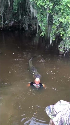 حيلة ذكية للهرب من تمساح وجهاً لوجه