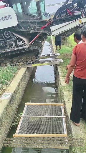 Crossing Ditches: How Farmers Guide Combine Harvesters Over Narrow Field Channels
