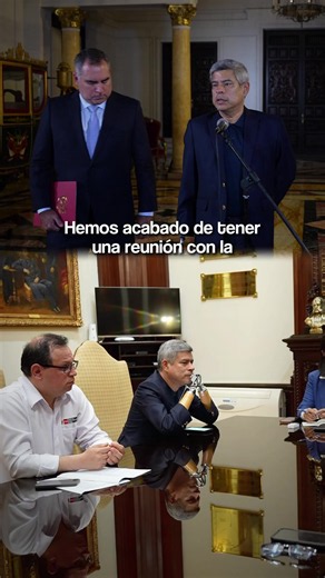 Tras la reunión de urgencia liderada por la presidenta Keiko Fujimori, el Gobierno anunció acciones conjuntas con las Fuerzas Armadas y reforzó los operativos policiales en Trujillo. “Como Estado, no vamos a parar de enfrentar a estos delincuentes”, afirmó el jefe del Gabinete Ministerial, Luis Galarreta. También remarcó la urgencia de que el Congreso apruebe la delegación de facultades para fortalecer la lucha contra el crimen organizado.
