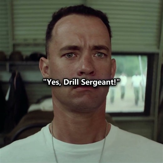 Forrest fits well in the army! - Forrest Gump (1994)