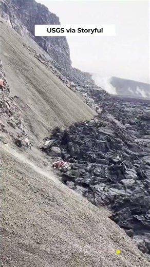 Los científicos toman muestras de tefra del cráter de la cumbre de un volcán en la cima del Kilauea
