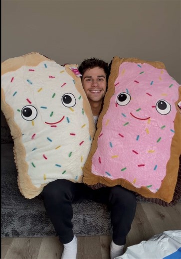 i was NOT about to miss out on getting them this year 🙄 no ma’am 🤓 #derkslurp #vlog #walmart #poptartplush