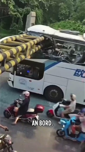 Heftiger Crash eines Doppeldeckers – Dach abgerissen! | #shorts