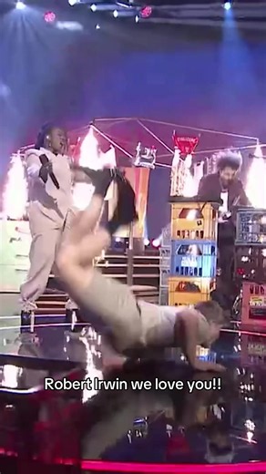 Where’d you learn to worm like that?! @Robert Irwin 🫶🫶 #robertirwin #logies #pekingduk