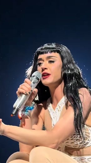 Katy Perry interrumpe un concierto para pedir a una fan que deje de escribir a Orlando Bloom: 'Es mío'
