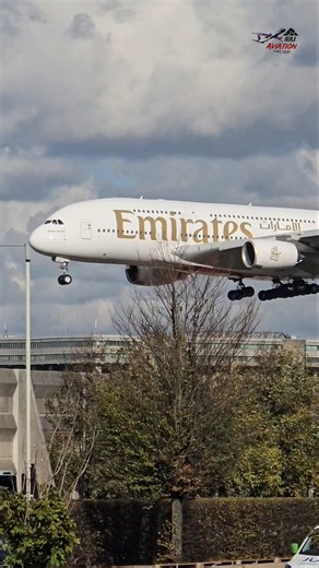 Too MASSIVE To Fit In The Frame..! 😳 Emirates Airbus A380 🇦🇪✈️👑 #emirates #airbusa380 #shorts