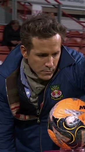 A Selfie in the FA Cup Spotlight 📸 #RyanReynolds #EmiratesFACup #Shorts