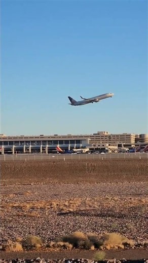 United Airlines gracefully takes off at Phoenix Sky Harbor!#aviation #aviationlovers #avgeek #bo