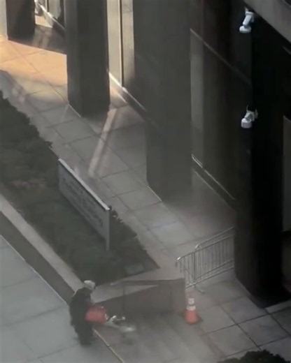 🚨 BREAKING: NYPD says an anti-ICE protester poured a flammable liquid outside 26 Federal Plaza in Lower Manhattan, then set it on fire before being tackled by officers and taken into custody. The FBI is now investigating. Authorities say anti-ICE messages, fireworks, and weapons were recovered as the terrorism investigation continues.