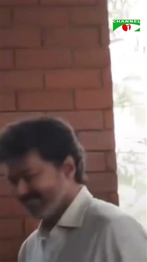 রেস্তোরাঁয় হঠাৎ বিজয় থালাপতি ও রাহুল গান্ধীকে দেখে আবেগাপ্লুত তরুণী