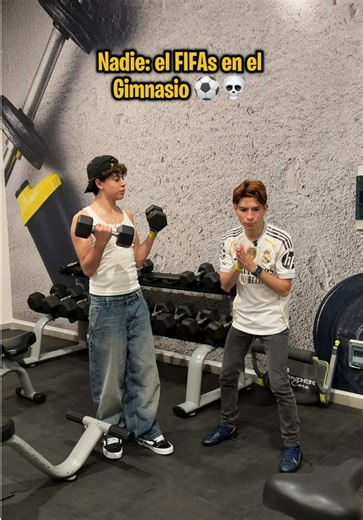 Entrenamiento de FIFAS en el GYM: Fútbol y Ejercicios
