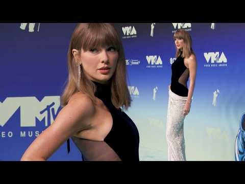 Taylor Swift Channels '1989' Hair in GLITZY VMAs Return