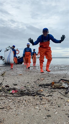 No trending sounds, just our team on the ground. Plastic doesn’t simply disappear. It breaks down into microplastics that can enter the food chain and return to us. Cleanup matters. So do daily habits, education, and responsible waste management 💙 | 4ocean