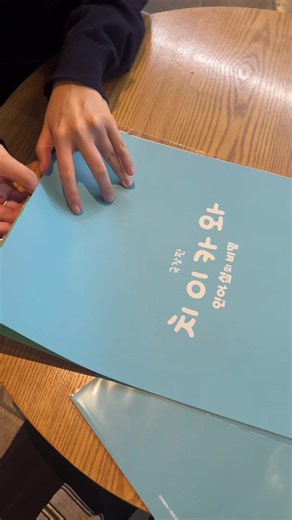 목요일인데도 아직 있다니 🫪❤️ 치이카와 극장판 2주차 평일 특전 랜덤 포스터 받았어요!! 기대 안 했는데 반짝반짝 너무 예쁘고 보기만 해도 행복함 😇... #먼작귀 #치이카와 #인어섬 #특전 #롯데시네마