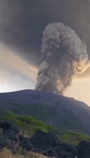 🚨 EXPLOSIVE VOLCANO ERUPTION CAUGHT ON CAMERA — SAKURAJIMA, JAPAN 🌋