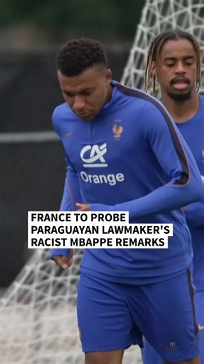 🇫🇷 🇵🇾 | Francia investigará los comentarios racistas de legisladora paraguaya sobre MbappéEl fiscal público de París ha abierto una investigación sobre los comentarios en redes sociales de una legisladora paraguaya acerca del capitán de la selección francesa de fútbol Kylian Mbappé. Celeste Amarilla llamó a Mbappé un "camerunés colonizado que realmente ha fingido ser francés, resentido, nuevo rico, arrogante y feo" después de que Francia venciera a Paraguay 1-0 el sábado para avanzar a los c