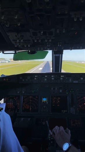 Manual 737 landing from the flight deck