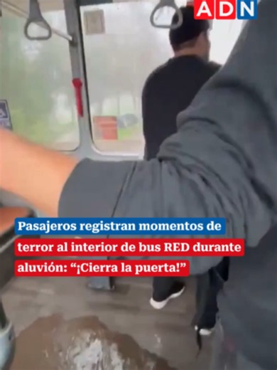 Momentos de tensión vivieron los pasajeros de un bus del sistema RED durante el aluvión que afectó este jueves al sector de San Carlos de Apoquindo, Las Condes. Un video grabado por uno de los ocupantes muestra el instante en que una gran cantidad de agua y barro comienza a ingresar a la máquina, provocando temor entre quienes se encontraban a bordo. En el registro se escucha a los pasajeros gritar “¡No, cierra la puerta!”, mientras observan cómo el torrente avanza hacia el interior del bus. #no