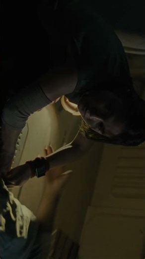 Alien: Romulus (2024), As Rain reaches for Rook’s chip, he suddenly grabs her arm. #horror