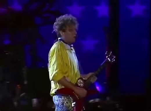 🔥 First time ever — Sammy Hagar meets Eddie Van Halen on stage!Farm Aid 1985. Sammy steps in, Eddie lights up his guitar, and they absolutely crush Led Zeppelin’s “Rock And Roll” together. Raw energy, killer tone, and the exact moment the Van Hagar era was born 🤘History in real time.