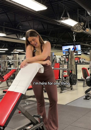 WE MADE IT YALL !!!!!! 🤠 4 MONTHS POSTPARTUM 🤎 back & biceps babyyyy straight from the @Alive App 1️⃣ 3x10 single arm row 2️⃣ 3x10 lat pulldown 3️⃣ 3x12 face pulls 4️⃣ 3x10 straight arm pulldown superset ➡️ 10 cable bicep curl 5️⃣ 3x8 incline bicep curl superset ➡️ 10 reverse fly #workoutforbeginners #postpartumjourney #workoutforwomen #backday #micdupworkout