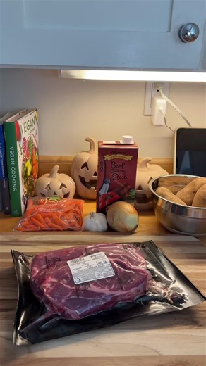 It’s crockpot season! 🍂🤎 We’re starting with a classic chuck roast. Simple ingredients, minimal prep, and a flavorful, slow-cooked dinner that’s perfect for this time of year. Full recipe below! Ingredients * 1 chuck roast (3 to 4 lbs) * 1 yellow onion, chopped * 4 cloves garlic, minced * Olive oil for searing * 2 tbsp butter * 4 cups beef broth * 1 bag baby carrots * 2 tbsp Worcestershire sauce * 2 to 3 sprigs fresh rosemary For seasoning the roast * 1½ tsp salt * 1 tsp black pepper * 2 tsp g