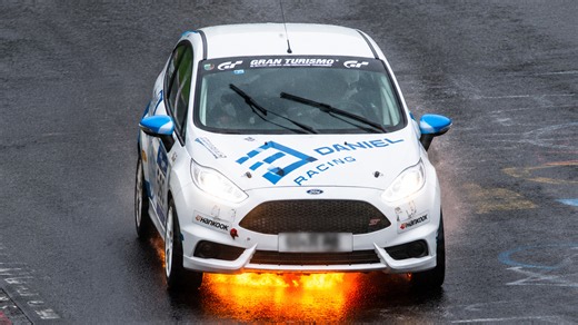 Bright exhaust flames appeared during wet Nürburgring driving session