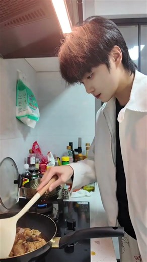 Female Chefs Dominate: Half the Rivals, Full of Flavor - Japanese Burdock Rice