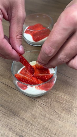 🍓 Eggless Strawberry Tiramisu
