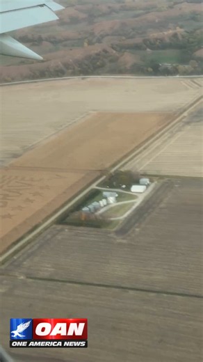 One America News on X: "IOWA FARM FIELD HONORS AMERICA’S 250TH President Trump is greeted with a patriotic tribute while aboard Air Force One, featuring an Iowa farm field display celebrating America’s 250th anniversary with the message, “Home of the Free, Land of the Brave.” For more updates, watch OAN on OAN Live or click the link in our bio." / X