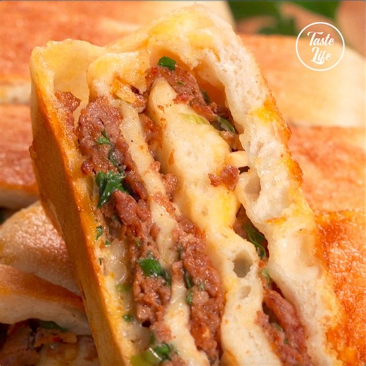 Recipe: https://www.tastelife.tv/recipe/spicy-beef-pancake-rolls_12548.html | Taste Life