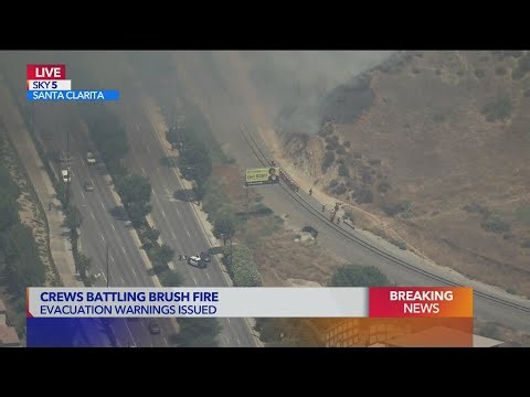 Brush fire prompts evacuation warnings, threatens homes in Santa Clarita