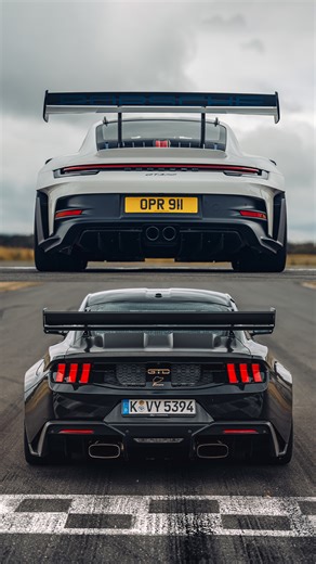 🇩🇪 vs 🇺🇸 – Which is quicker around the Top Gear test track? Watch the full video ➡️ https://youtu.be/ifmdSmPVHzs #TheStig #MustangGTD #Porsche911GT3RS #GT3RS #FlatSix #V8 | Top Gear