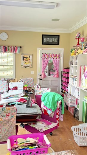 Step-by-step sewing tutorial for beginners… I teach easy, beginner-friendly projects right here every day so you can follow along with confidence ❤️ ✨ Join the fun! I would love to see you at our next quilt retreat, use the link to learn more: 🔗 https://hometownquiltcompany.com/collections/retreats You can shop Pre-Cut Quilt Kits, Appliqués, and Templates on my website: 🔗https://hometownquiltcompany.com/ 🛍 Shop what I use: 🔗Missouri Star Quilt Company: https://glnk.io/mzmmj/tami-jones-hometo