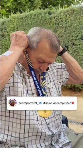 Pedro Porro gave his World Cup winner's medal to his grandad as soon as he returned home 🥇❤️