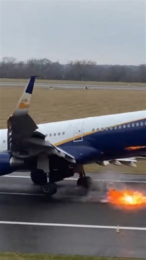 Plane Engine Ignites During Emergency Landing Indianapolis, Indiana — November 12, 2024 A routine flight turned into a nightmare on Tuesday afternoon when a commercial airliner experienced a catastrophic engine failure during its final approach at Indianapolis International Airport. Spectators captured the terrifying moment on camera as sparks began trailing from the aircraft’s left engine while it was still several hundred feet in the air. As the plane descended toward the runway, the mechanica