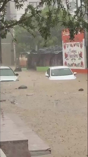 Fuertes lluvias provocaron inundaciones y corrientes de agua que arrastraron vehículos en Los Cabos, Baja California Sur, México. San José del Cabo y Cabo San Lucas fueron algunas de las zonas más afectadas por las precipitaciones. Ante las condiciones de riesgo, las autoridades suspendieron las clases en el municipio y pidieron a la población evitar cruzar arroyos y calles anegadas. 📹: Cortesía.
