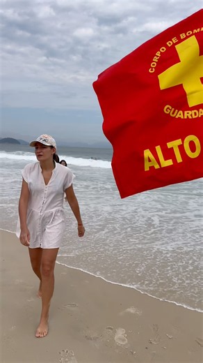 BEFORE ➜ NOW 🐶🚩 CRAZY DOG Returns to the LIFEGUARD FLAGS… But She CHASES Him Away! 😂 #CrazyKozak