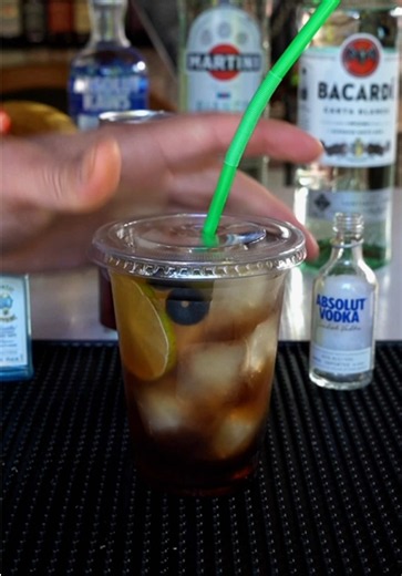 Triple-Ingredient Whisky & Coke Cocktail for Special Occasions 🥃