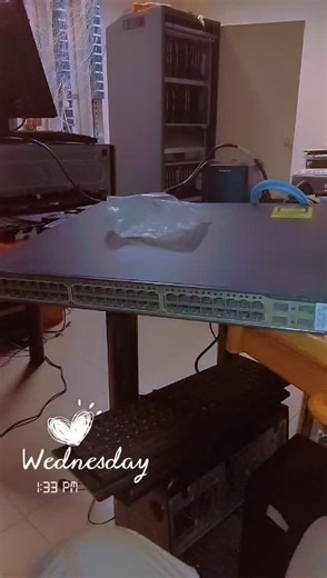 🎥 Présentation d’un switch et des VLANs Voici un switch réseau 🔌. Sur ce switch, j’ai créé 3 VLANs. 🔹 C’est quoi un VLAN ? Un VLAN (Virtual Local Area Network) est une segmentation logique du réseau. Même si tous les ordinateurs sont branchés sur le même switch, les VLANs permettent de séparer les réseaux comme s’ils étaient sur des switches différents. 🔹 Pourquoi créer des VLANs ? ✔️ Séparer les départements (ex : Administration, Finance, IT) ✔️ Améliorer la sécurité (un VLAN ne voit pas l’