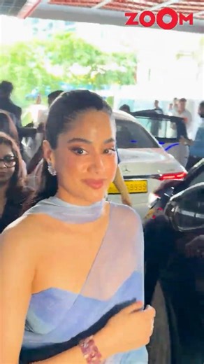 Janhvi Kapoor CUTELY Smiles When Paps Praise Her #shorts #janhvikapoor