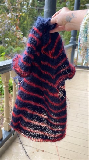 Day 4 of knitting a sweater… with mohair 🦄
