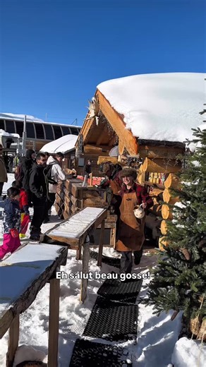 @cabaneasucrealpedhuez : une adresse aussi gourmande qu’insolite 🍭 À l’Alpe d’Huez, La cabane à sucettes de miel attire petits et grands avec ses sucettes artisanales, réalisées à base de miel travaillé à la main, puis façonné directement sur place. Installée en altitude, cette cabane est devenue un arrêt incontournable après le ski, où l’on vient se réchauffer, observer le savoir-faire et repartir avec une douceur sucrée. Une tradition de montagne simple, authentique et réconfortante. 👉 Menti