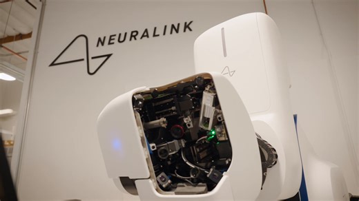 🚨 马斯克旗下的公司最近风头无俩！Neuralink 最新进展太硬核了。官方刚刚发布：他们的手术机器人被设计为在接近目标神经元的微米级范围内，精准插入数百根超细柔性丝线（每根丝线带有数千个电极），同时完美避开血管，并能适应实时脑部运动。这意味着更安全、更精准的植入、更高密度的脑机接口。这是真正走向大规模人类应用的关键一步从视频里能看到机械臂操作的精细程度，堪称工程奇迹。作为学了两年神经科学的人，看到 Neuralink 最新进展，我是真的有点激动。我高中和Gap期间自学神经科学两年，读过不少文献，也去过上海纽约大学参观过神经科学系。我知道传统电极植入面临的那些老大难问题：血管损伤、胶质瘢痕、信号衰减、脑组织移位……但是今天Neuralink旗下的最新机器人是把工程学和神经生物学真正结合的一次重要尝试。他们在努力解决长期植入后的生物相容性和机械匹配性问题，而这正是过去很多 BCI 项目卡住的地方。Neuralink ，真的正在把科幻变成现实。把人类大脑与 AI 直接连接，让意念控制不再是梦想。如果他们能把今天的工程进展稳定落地，未来对运动障碍、感觉恢复、甚至神经退行性疾病的治疗，都会带