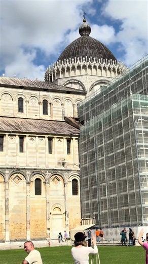 Leaning Tower of Pisa 🇮🇹 | Walking Tour of Pisa, Italy | Iconic Landmark in 4K #shorts #pisaitaly