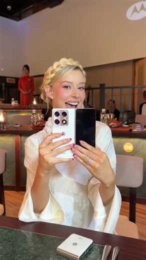 Hello Moto 🤩📱 #yolinalindquist #misscosmo #motorola #motorolavn #motorolarazrfold @Motorola Vietnam @Miss Cosmo