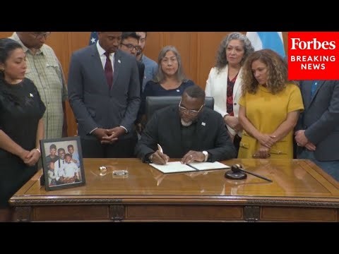 Chicago Mayor Brandon Johnson Signs Executive Order To 'Counter' Trump's Immigration Crackdown