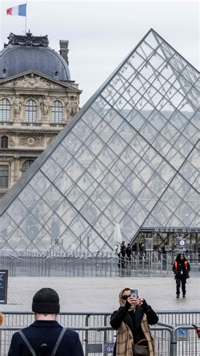 The Louvre has raised tickets for non-EU visitors from €22 to €32, and tourists, from both France and abroad, aren't happy about that. | DW News